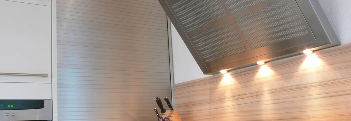 Moderne Küche mit Dunstabzugshaube